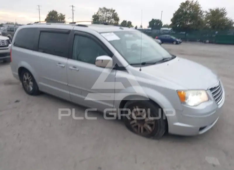 2010 Chrysler TOWN & COUNTRY photo
