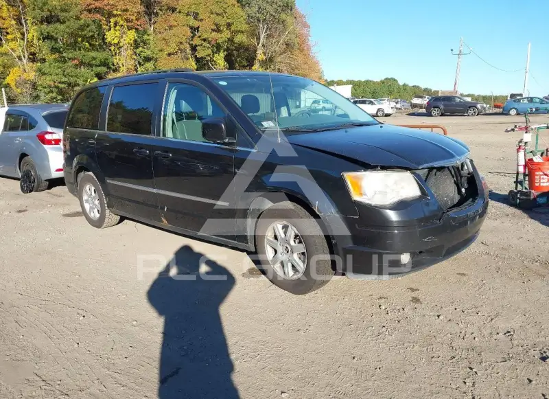 2010 Chrysler TOWN & COUNTRY photo
