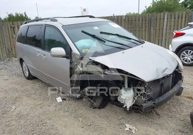 2010 Toyota SIENNA photo