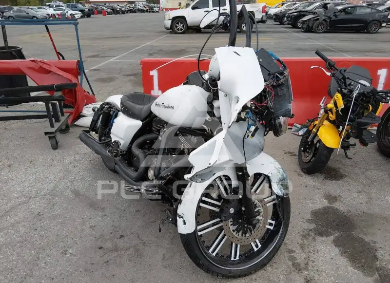 2011 Harley-Davidson FLTRX фото