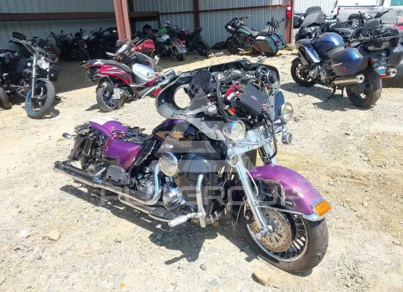 2011 Harley-Davidson FLHTCU фото