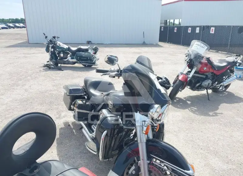 2011 Harley-Davidson FLHTCU фото