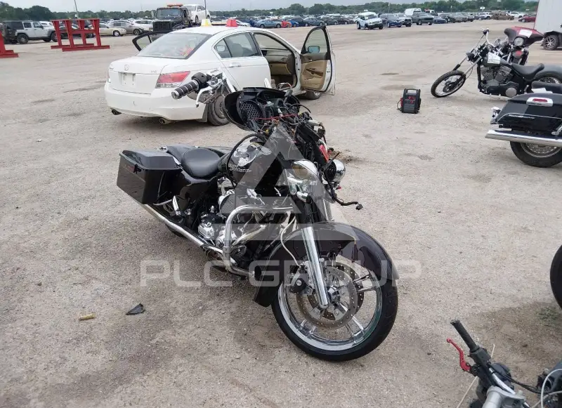 2011 Harley-Davidson FLHX фото