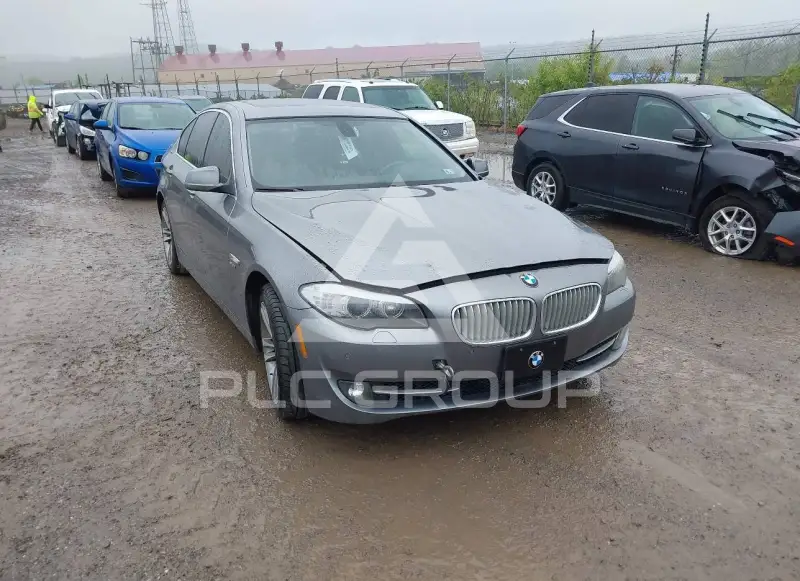 2011 BMW 550 фото