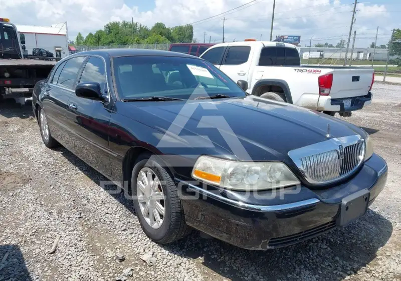 2011 Lincoln Town photo