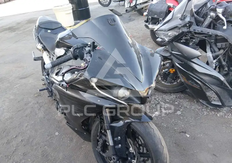 2011 Yamaha YZFR1 фото