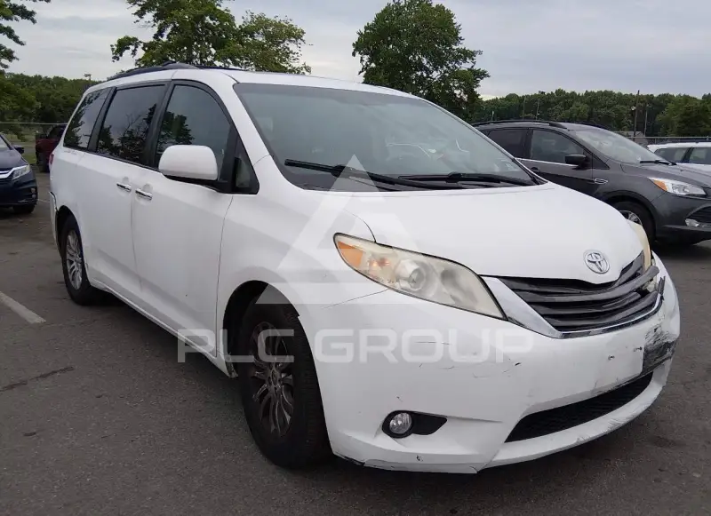 2011 Toyota SIENNA photo