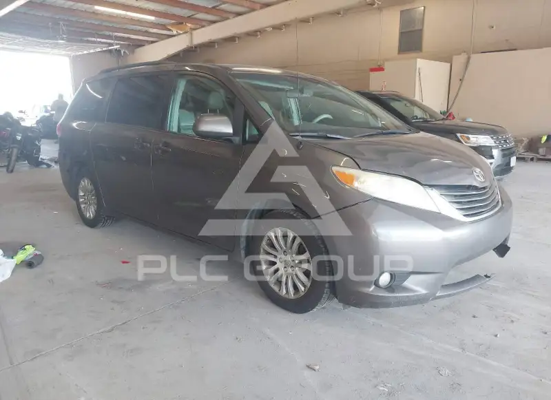 2011 Toyota SIENNA photo