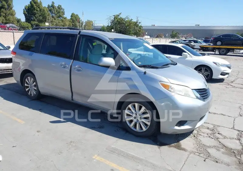 2011 Toyota SIENNA фото