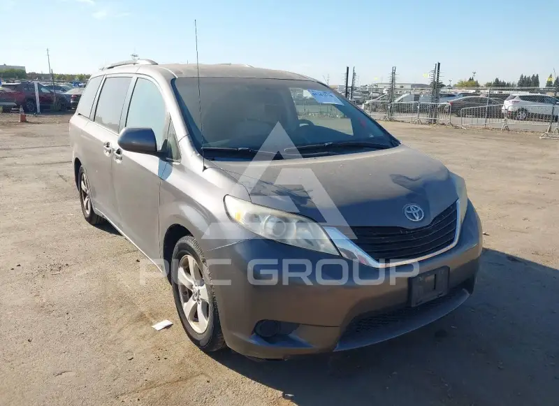 2011 Toyota SIENNA фото