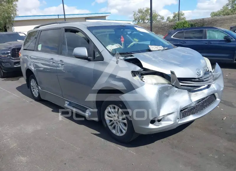 2011 Toyota SIENNA фото