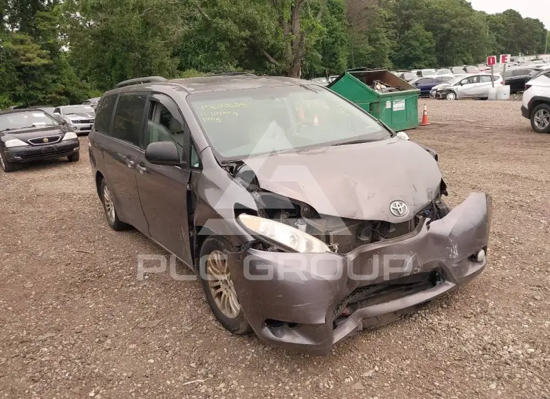 2011 Toyota SIENNA photo