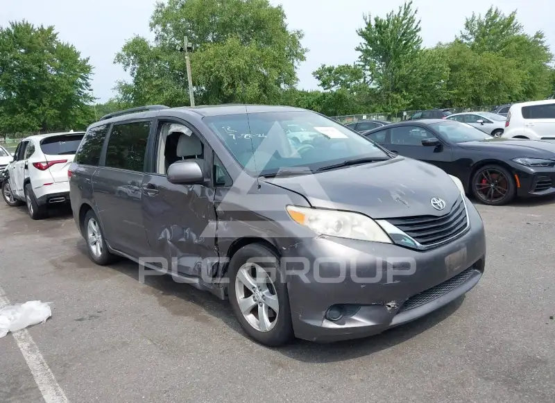 2011 Toyota SIENNA фото