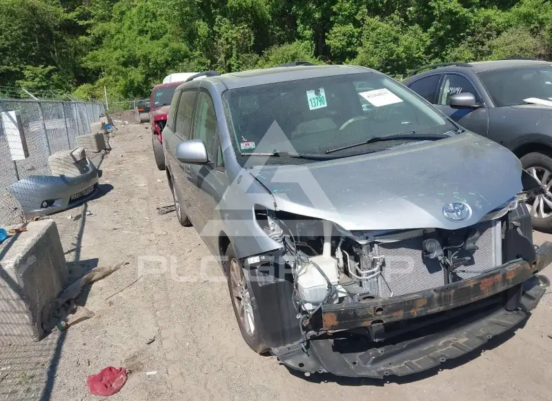 2011 Toyota SIENNA photo