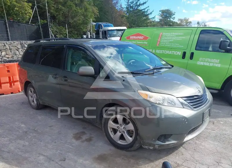 2011 Toyota SIENNA фото
