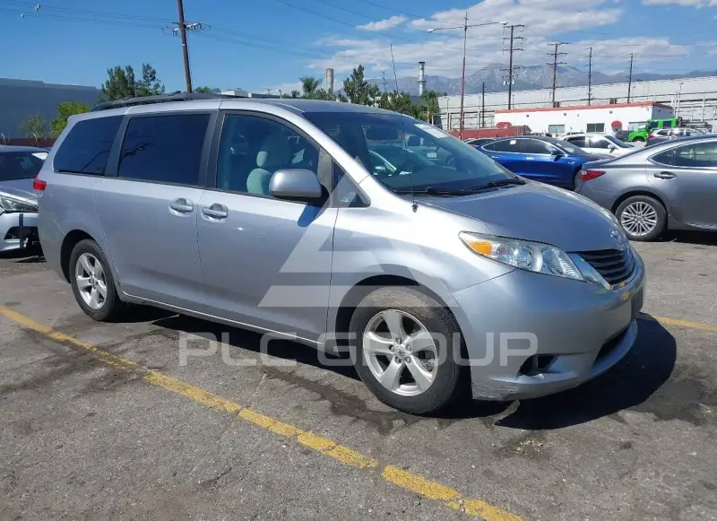 2011 Toyota SIENNA фото
