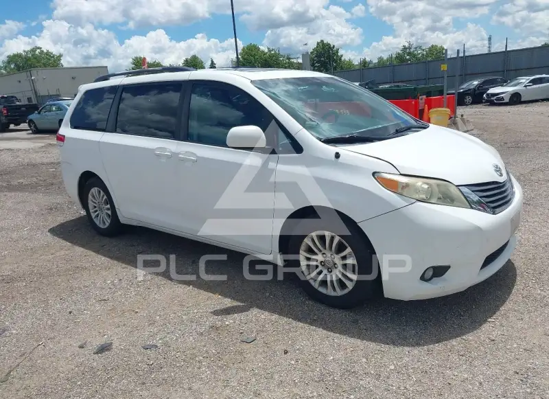 2011 Toyota SIENNA фото