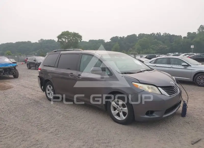 2011 Toyota SIENNA фото
