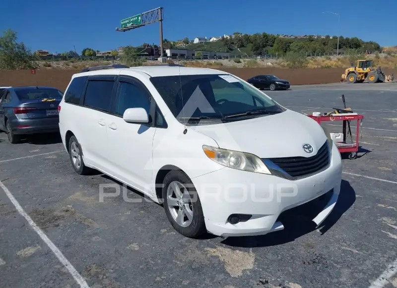 2011 Toyota SIENNA photo