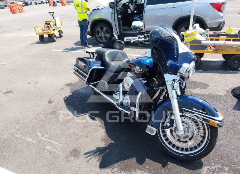 2012 Harley-Davidson FLHTCU фото