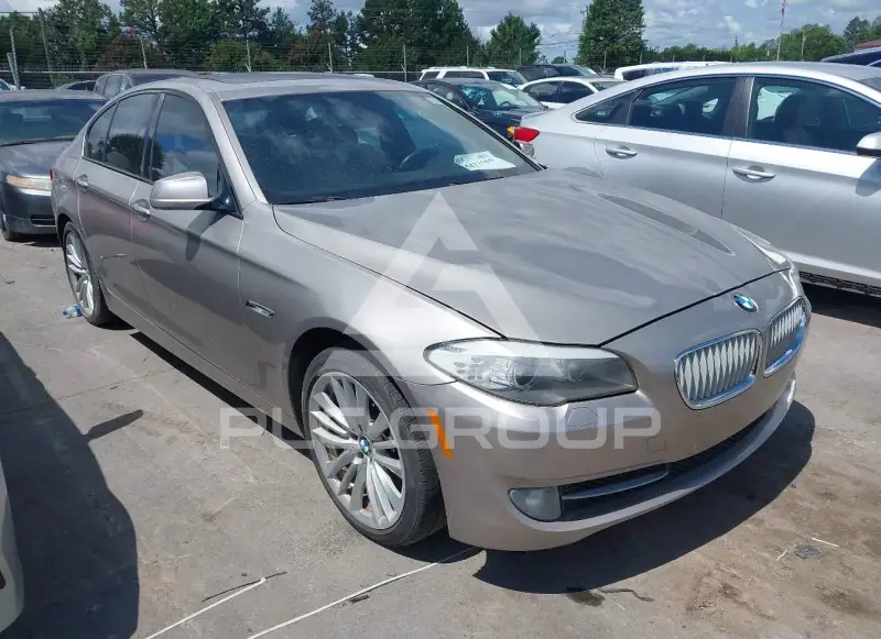 2012 BMW 550 фото