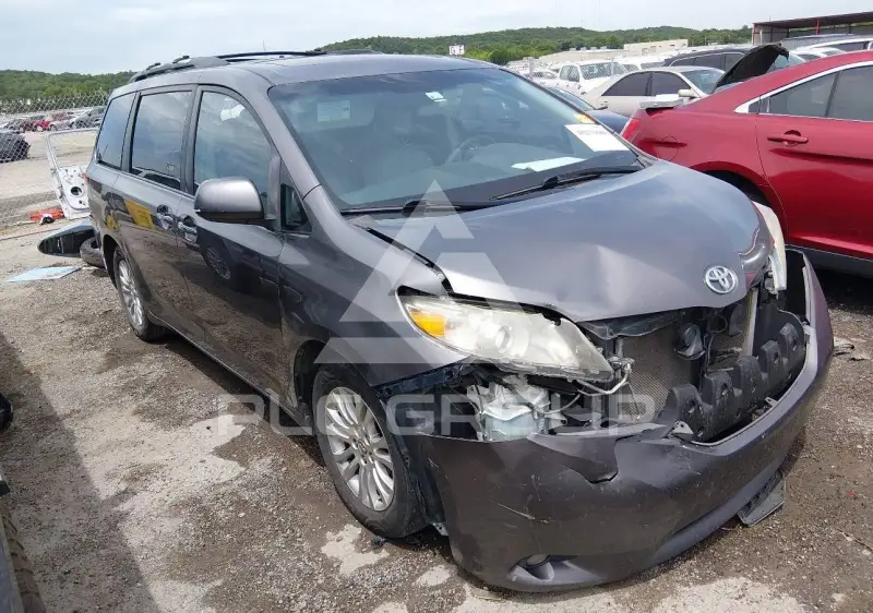 2012 Toyota SIENNA photo