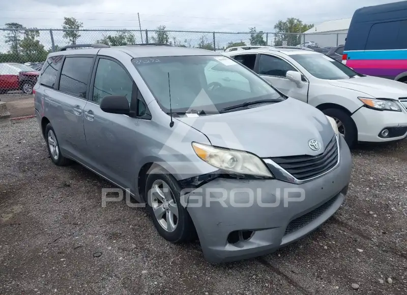 2012 Toyota SIENNA photo