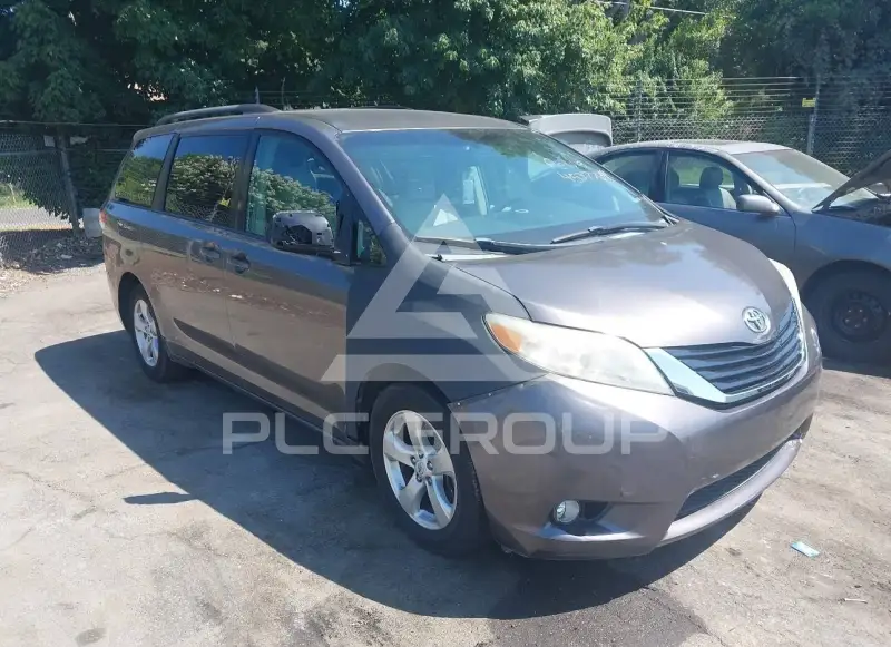 2012 Toyota SIENNA photo
