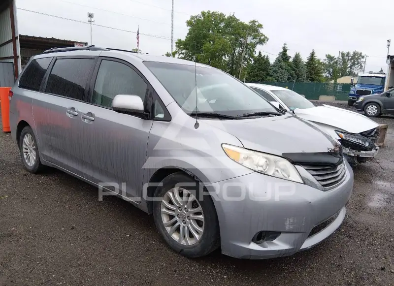 2012 Toyota SIENNA photo