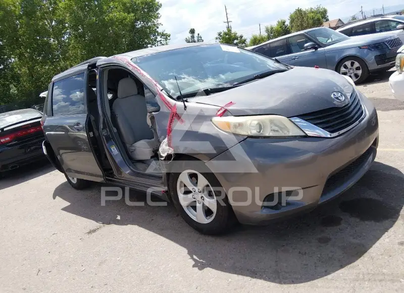 2012 Toyota SIENNA photo