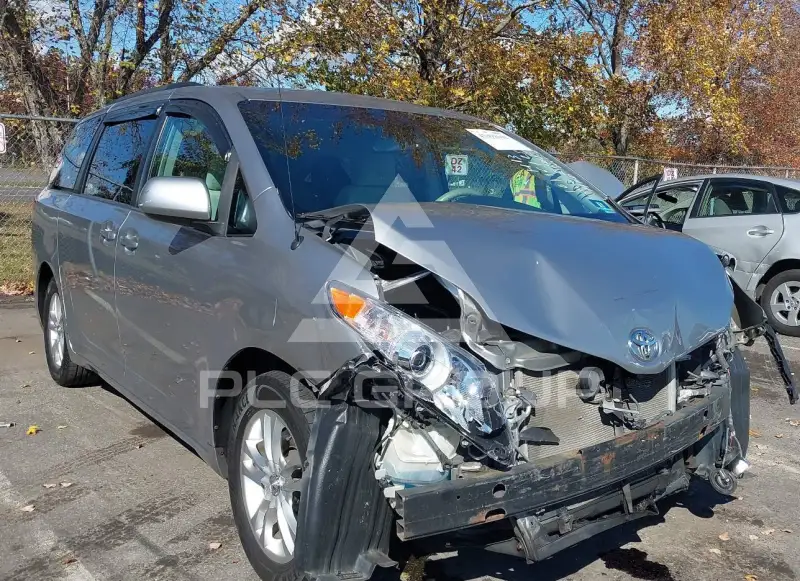 2012 Toyota SIENNA photo