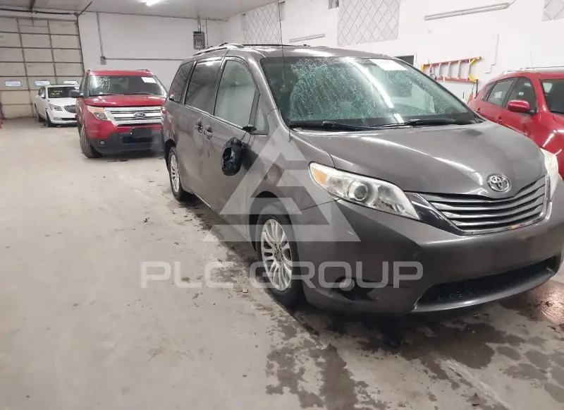 2012 Toyota SIENNA photo