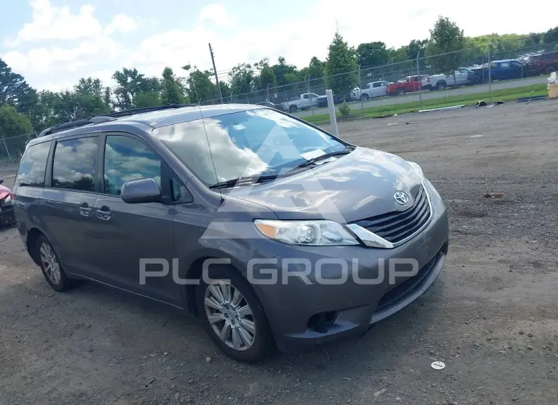 2012 Toyota SIENNA photo