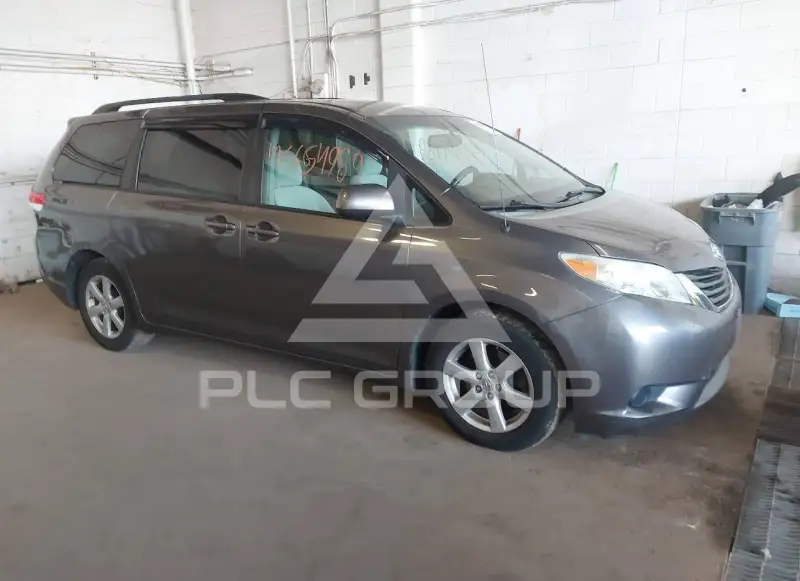 2012 Toyota SIENNA photo