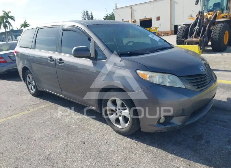 2012 Toyota SIENNA photo
