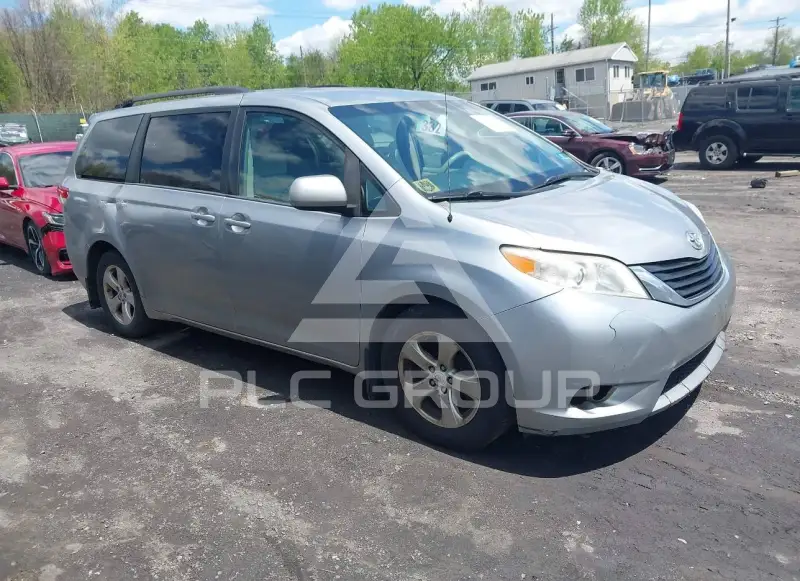 2012 Toyota SIENNA photo