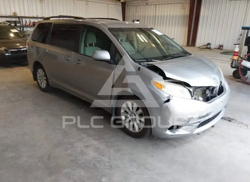 2012 Toyota SIENNA photo