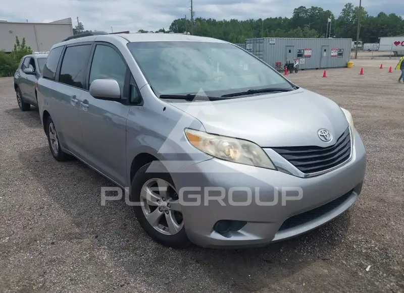 2012 Toyota SIENNA photo
