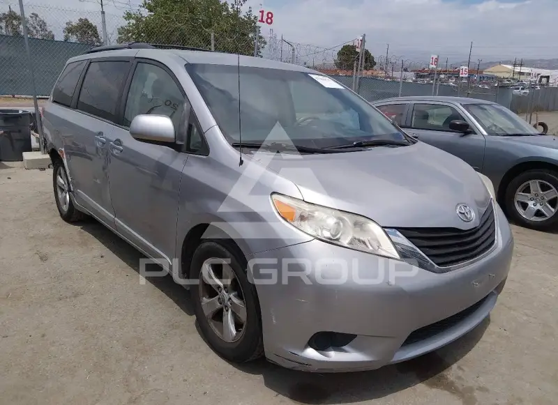 2012 Toyota SIENNA photo
