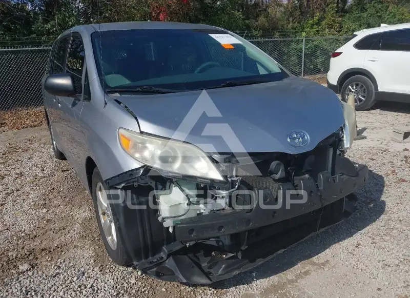 2012 Toyota SIENNA photo