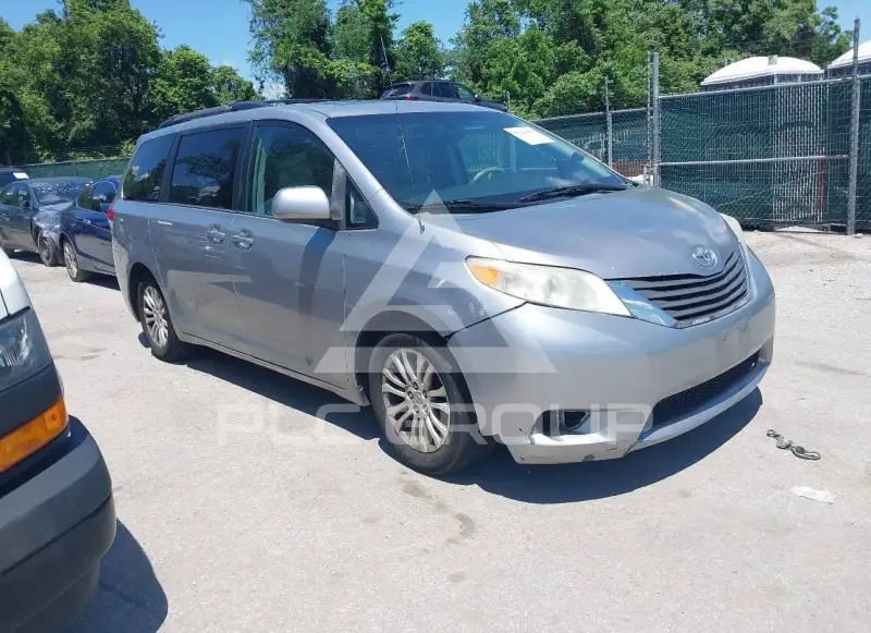 2012 Toyota SIENNA photo