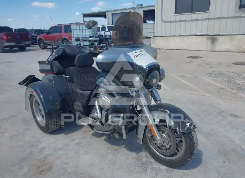 2013 Harley-Davidson FLHTCU фото