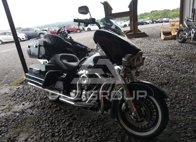 2013 Harley-Davidson FLHTCU фото