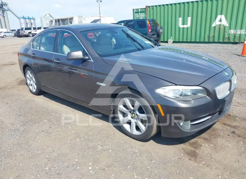2013 BMW 550 фото