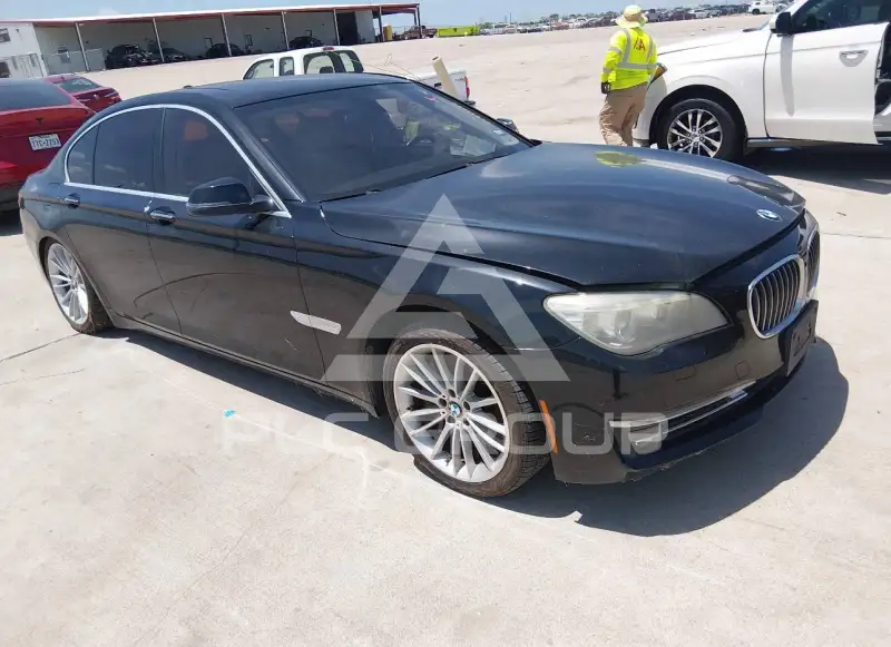 2013 BMW 750 фото
