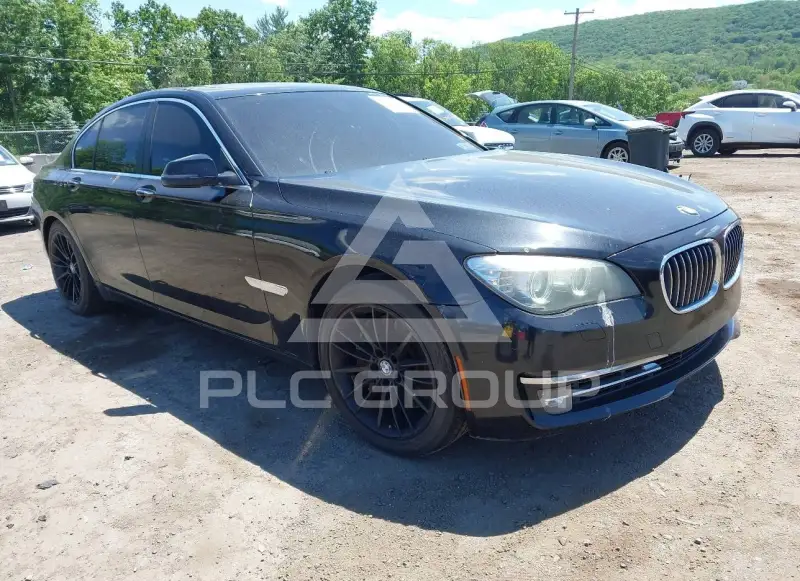 2013 BMW 750 фото