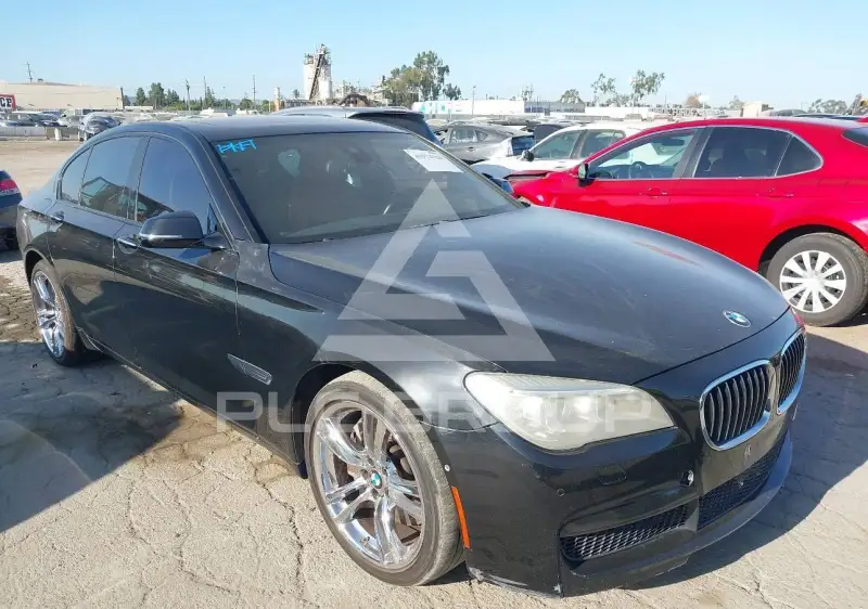 2013 BMW 750 фото
