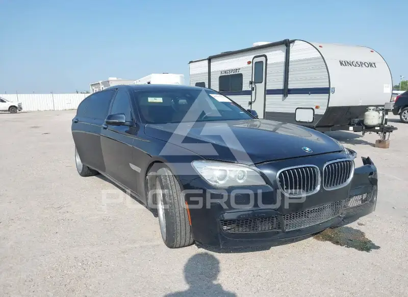 2013 BMW 750 фото
