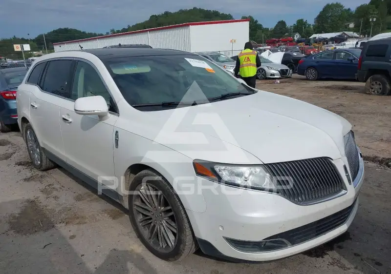 2013 Lincoln MKT photo