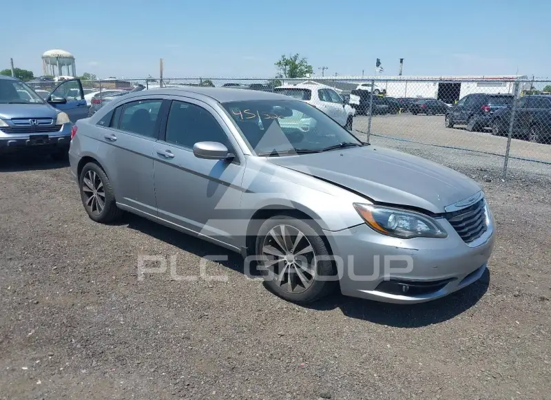 2013 Chrysler 200 photo